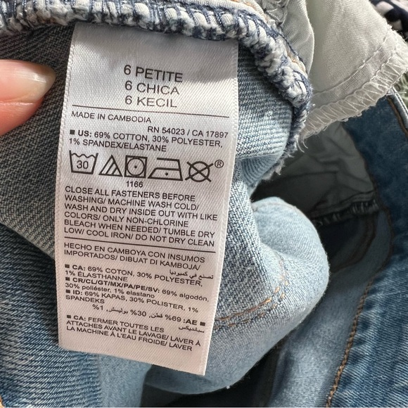 Old Navy Petite High-Waisted Wow Flare Jeans - Picture 7 of 7